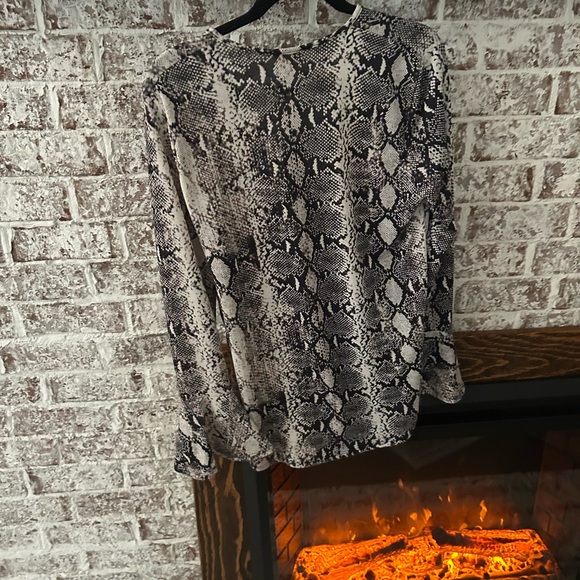 Bell sleeve snake print shirt - Picture 3 of 3